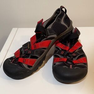 KEEN Men's Newport H2 Closed Toe Water Sandals. Size 7